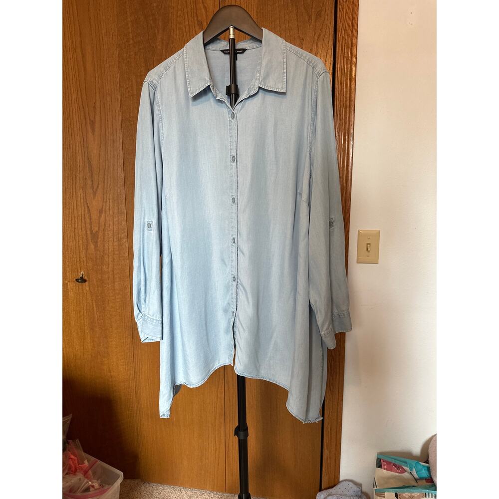 Zac & Rachel Woman 2X Light Blue Button Down Roll Tab Sharkbite Hem Tunic flaw